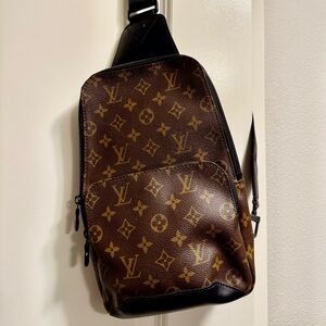 LOUIS VUITTON SLING-BAG MONOGRAM. EXCELLENT CONDITION. PURCHASED NEW 5/22
